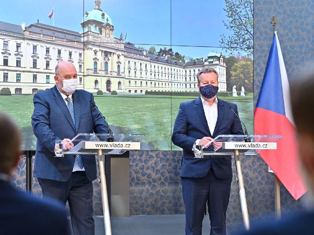 Ministr životního prostředí Mgr. Richard Brabec a ministr zemědělství Ing. Miroslav Toman, CSc.