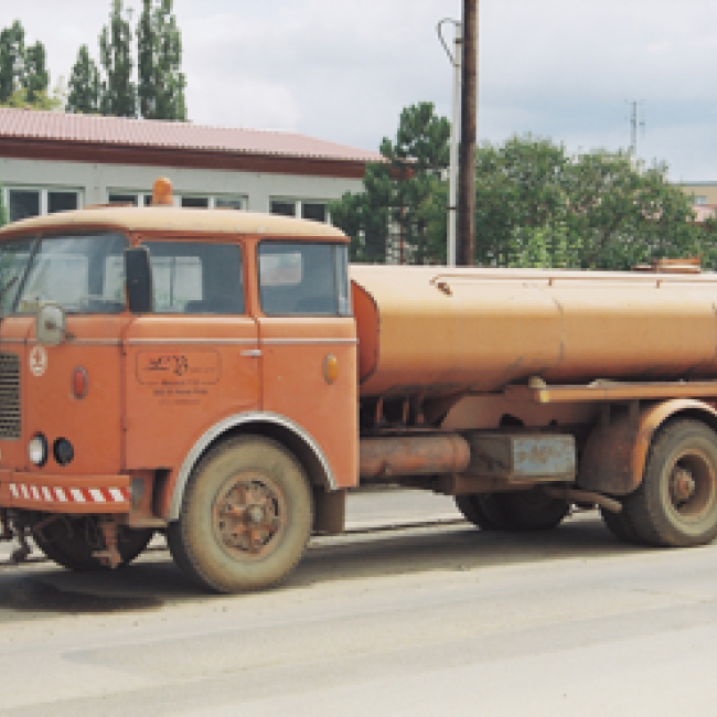 Fotosoutěž VODA 2023 – Viktor Novotný: V historické cisterně – historický cisternový automobil Škoda 706 RTH AKV v Chebu